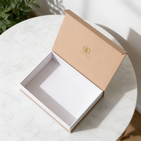 Boîte Cadeau Blanche de Luxe Personnalisée en Gros, Boîte en Carton avec Fermeture Magnétique et Estampage à Chaud Doré pour Parfums et Cosmétiques