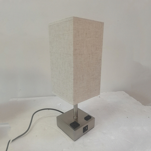 Lampe de table d'<span class=keywords><strong>hôtel</strong></span> personnalisable avec USB/prises et cordon de tirage, base en métal et abat-jour aspect lin dans vos couleurs - Product Image 3