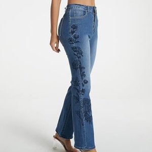 Jeans pour femmes en gros, personnalisés, délavés, brodés de fleurs, en denim, coupe évasée, tendance - Product Image 3