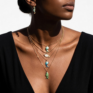 Collana con Ciondoli a Tema Oceano, Simpatici Pesci Tropicali, Conchiglie in Madreperla e Animali Marini Smaltati - Vendita all'Ingrosso - Product Image 2