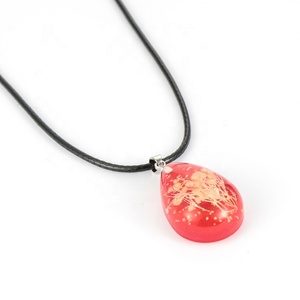 Collana con Fiore di Gypsophila Fatta a Mano in Resina Epossidica per Donne, Prodotto da IVR Factory - Product Image 3