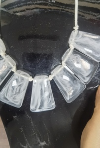 Commercio estero stile europeo americano resina bianco caramella semplice quadrato grande ghiaccio chiaro collana pendente per le donne - Product Image 6