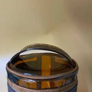 Trousse de toilette en PVC à cylindre de voyage avec sac de beauté en forme de seau à fermeture éclair en métal sac cosmétique portable pour un usage quotidien - Product Image 2