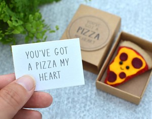Tranche de pizza en feutre, cadeau dans une boîte d'allumettes, fait à la main avec une carte amusante et un jeu de mots, cadeau unique pour la Saint-Valentin, cadeau d'amour mignon pour elle ou lui - Product Image 3