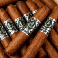 Étiquettes personnalisées en vinyle écologique pour cigares avec logo en feuille d'or gaufrée, options de bague et de bande de haute qualité