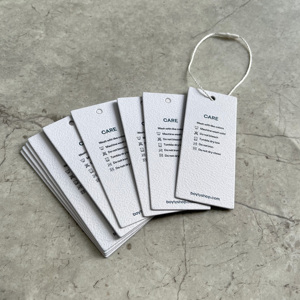 Étiquette suspendue personnalisée en papier texturé coton avec logo en relief et imprimé, étiquette d'entretien pour vêtements, pour boutique de vêtements de marque - Product Image 4