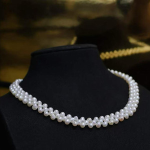 Collar con colgante de flor de encaje italiano, importado, chapado en oro de 14K, perlas naturales de agua dulce de alto brillo de 10-11 mm, para usar en citas o banquetes. - Product Image 3