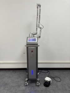 Système laser fractionné au CO2 professionnel 10600 nm pour les cicatrices d'acné, les vergetures, le raffermissement de la peau, appareil pour clinique esthétique et spa médical - Product Image 5