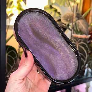 Bandeja de Resina Premium Diseñada con Acabado Artístico Hecho a Mano que Ofrece una Presentación Elegante para Servir Aperitivos y Bebidas - Product Image 1