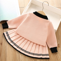 Ventes en gros de ensembles de jupe et de pull en tricot pour filles, doux, décontractés, deux pièces, écologiques, manches longues, automne-hiver, vêtements pour enfants