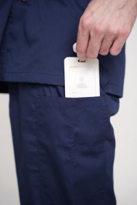 Ensembles d'uniformes médicaux unisexes en gros, économiques, comprenant un haut de blouse médicale à col en V avec fentes latérales et un <span class=keywords><strong>pantalon</strong></span> d'infirmière ajusté pour <span class=keywords><strong>femme</strong></span> avec plusieurs poches pour stylos - Product Image 6