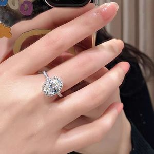 Bague de fiançailles solitaire en argent sterling 925 avec diamant complet 3 carats taille ovale, bague de mariage en moissanite avec halo pour femme - Product Image 3