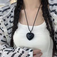 Collier pendentif cœur en cuir PU, bijoux minimalistes, colliers pendentifs pour femmes, chaîne longue pour pull, collier tendance pour femme
