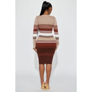 Produit neuf, robe en tricot à col en V contrasté rayé, manches fines, coupe ajustée - Product Image 6