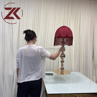 Lampe de table ZKAI de luxe de style victorien avec abat-jour en tissu bordeaux à franges, support en métal doré, pièce maîtresse lumineuse pour les fêtes