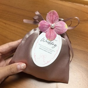 Sacchetti Regalo Eleganti in Raso di Seta per Matrimoni e Baby Shower con Ciondolo Floreale e Etichette di Ringraziamento - Product Image 6