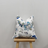 Sarung Bantal Motif Bunga Latar Belakang Putih dengan Ritsleting Tersembunyi dan Piping Putih, Sarung Bantal Dekoratif untuk Sofa, Kursi, Tempat Tidur