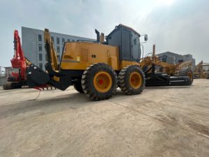 รถเกรดเดอร์ GR1803 ขนาด 16 ตัน เครื่องยนต์ดีเซล Shangchai SC8D190 ได้รับการรับรองมาตรฐาน CE และ EPA สำหรับงานปรับพื้นผิวทางหลวง - Product Image 1