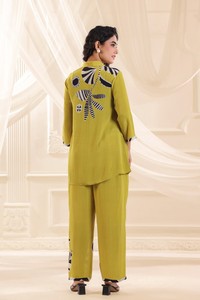 เสื้อเชิ้ตลายพิมพ์พฤกษศาสตร์แบบนามธรรมพร้อมกางเกงทรงตรง ชุดลำลองสไตล์ชิค ชุดสองชิ้น ดีไซน์เนอร์ ทรงหลวมสบาย - Product Image 2