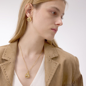 Collar con colgante de mariquita, diseño de insecto de cristal en tono dorado, joyería para uso diario - Product Image 3