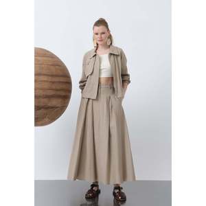 Ensemble jupe zippée élégante en viscose/polyester respirant et doux pour femme Puane, avec patte de boutonnage discrète et tissu fluide pour un confort tout au long de la journée - Product Image 1