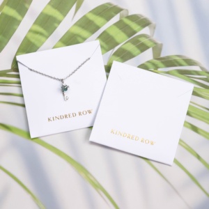 Support de carte personnalisé en papier blanc avec logo doré pour collier, présentoir à bijoux avec pochette - Product Image 1