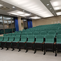 Chaises d'école, d'église, de salle de conférence, en plastique, avec pieds en fer et assise en éponge verte.