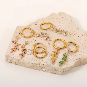 Pendientes de Lujo de Alta Calidad que no se desvanecen, con Esmeralda y Zirconia, de Acero Inoxidable y Oro de 18k, Diseño Mixto - Product Image 5