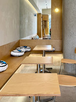 Ensemble table et chaises en bois de style minimaliste moderne, inspiré de l'océan, avec structure métallique, couleurs et dimensions personnalisables, pour usage commercial, cafés, laiteries