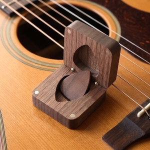 Boîte <span class=keywords><strong>de</strong></span> rangement pour plectres <span class=keywords><strong>de</strong></span> <span class=keywords><strong>guitare</strong></span> en <span class=keywords><strong>bois</strong></span> <span class=keywords><strong>de</strong></span> noyer noir avec logo personnalisé, fermeture magnétique en <span class=keywords><strong>bois</strong></span> assortie, étui <span class=keywords><strong>de</strong></span> rangement pour plectres en <span class=keywords><strong>bois</strong></span> - Product Image 1