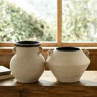 Paire de vases vintage en poterie mate marbrée, faits à la main, avec deux poignées, en argile neutre, style oriental Wabi Sabi, pour décoration de table en bois