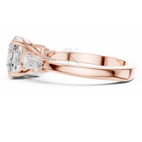 Anillo de compromiso de tres piedras con diamante cultivado en laboratorio con corte cojín, certificado IGI E VVS2, en oro macizo con diamantes de tallas baguette.
