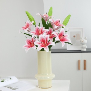 Flores Artificiales de Lirio, 4 Cabezas, Color Blanco y Rosa Intenso, Plástico Suave de PVC, Alta Simulación, Decoración para Bodas y Hogar - Product Image 1