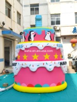 Décoration de gâteau d'anniversaire géante gonflable commerciale, gâteau de Noël gonflable en forme de pingouin