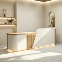 Bureau d'accueil moderne et minimaliste avec bande lumineuse LED, comptoir en bois cannelé pour salon de beauté, spa, hôtel, bureau