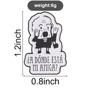 Broche émaillée « Vieille dame de dessin animé » <span class=keywords><strong>en</strong></span> <span class=keywords><strong>noir</strong></span> <span class=keywords><strong>et</strong></span> <span class=keywords><strong>blanc</strong></span> avec citation espagnole pour décorer un sac à dos - Product Image 6