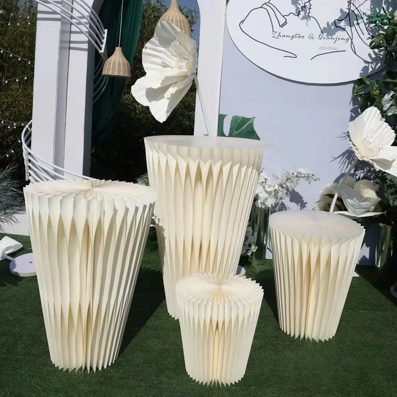E290 High Density Conical Adjustable Paper Folding 3D Paper Table For Event Decoration Window Shooting Wedding Props Ornament