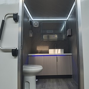 Remorque WC mobile publique de luxe à 2 postes, autonome, climatisée, design moderne pour usage extérieur et commerce - Product Image 5