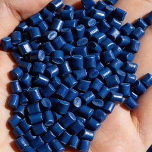 Masterbatch bleu pour poignées de nettoyage de piscine légères - Product Image 1