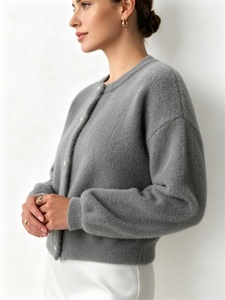 Cardigan élégant d'hiver pour femme Zeyu, avec boutons perlés, chaud et doux, coupe courte, manches longues, en tricot, fausse fourrure - Product Image 4