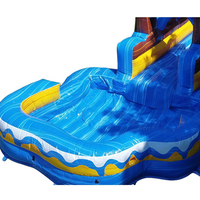 Toboggan aquatique gonflable Oasis Palm bleu et jaune avec piscine à jets d'eau pour parc d'aventure extérieur et complexe hôtelier