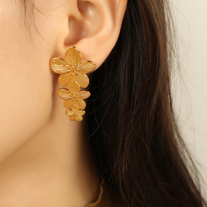 Pendientes florales chapados en oro de acero de titanio, joyería elegante para mujer EH737 - Product Image 4