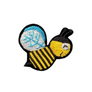 Insignia de Seda Personalizada con Diseño de Abeja, Tela y Fieltro Tipo Cosido para Bolsos, Tamaño y Logotipo Personalizables - Product Image 1