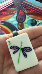 Elementos Creativos para Pintores: Fichas de Mahjong Americanas, Botella de Pintura Vibrante y Caballete de Arte Decorativo para Entusiastas del Mahjong, Noche de Juegos y Fiestas - Product Image 4