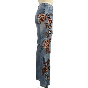 Pantalones Vaqueros de Mujer con Bordado Floral, Diseño OEM, Cintura Alta, Estilo Casual, Lavado Tradicional - Product Image 4