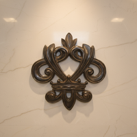 Plaque murale en polyrésine durable peinte à la main, motif fleur de lys, concept européen, design classique, décoration intérieure, vente en gros
