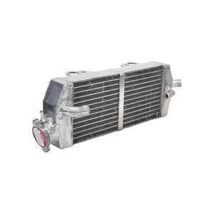 Beta RR 390 15-19 Radiador izquierdo Sistema de refrigeración de plástico y aluminio Tanque de agua para automóviles y camiones para modelo Land Cruiser - Product Image 1