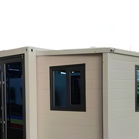 Maison conteneur extensible préfabriquée, unité de villa rectangulaire avec mur beige, cadre noir et double porte vitrée