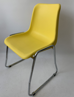 Chaise de conférence et de formation empilable en plastique PP avec base en luge et cadre en métal chromé, moderne et durable