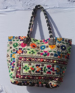 Sac à bandoulière ethnique indien brodé à la main style Banjara, léger, doublure en coton, fermeture éclair, pour usage quotidien féminin - Product Image 2